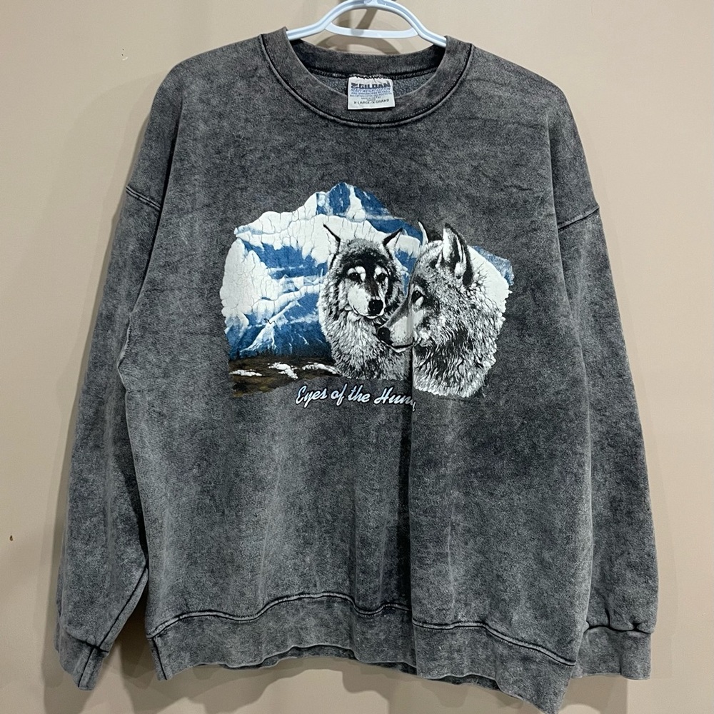 Vintage-Inspired Gray Wolves Graphic Sweatshirt - Gray